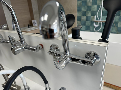 641852-MLU94784160966_102025